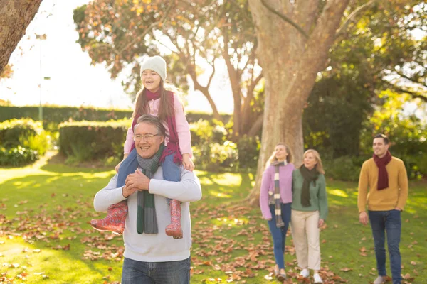 庭に祖父と幸せな白人の女の子のイメージ 家族と一緒に質の高い時間を過ごすコンセプト — ストック写真