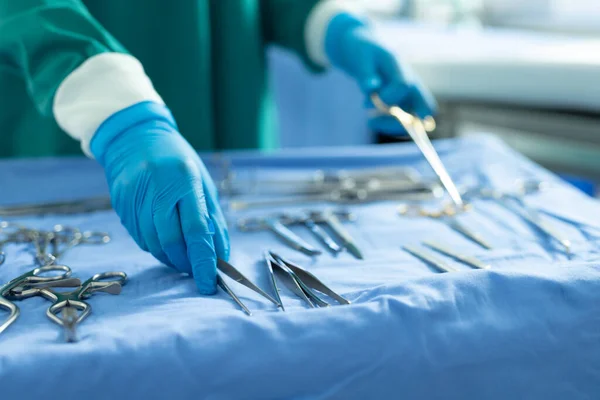 Midsection Surgical Tech Placing Surgical Tools Table Operating Theatre Hospital — Stock Photo, Image