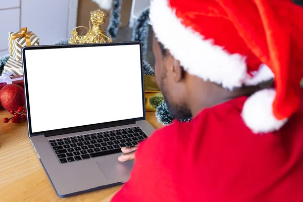 Homem Afro Americano Usando Chapéu Papai Noel Usando Laptop Com — Fotografia de Stock
