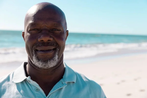 Portret Afrykańskiego Łysego Seniora Uśmiechającego Się Latem Morza Czystego Nieba — Zdjęcie stockowe