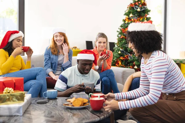 Boldog Változatos Barátok Télapó Kalapokkal Ajándékokkal Karácsonykor Karácsony Ünnep Barátság — Stock Fotó
