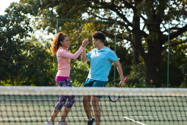 Sonriente Pareja Biracial Jugando Tenis Estrechando Mano Cancha Tenis Aire — Foto de Stock