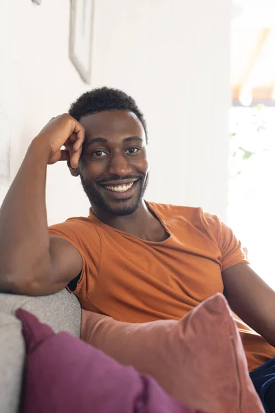Portret Szczęśliwego Afrykańskiego Amerykanina Patrzącego Kamerę Uśmiechającego Się Spędzanie Czasu — Zdjęcie stockowe