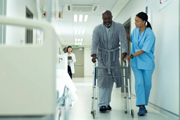 病院での高齢アフリカ系アメリカ人男性患者の使用を支援する多様な女性医療従事者 医療サービス コピースペース — ストック写真