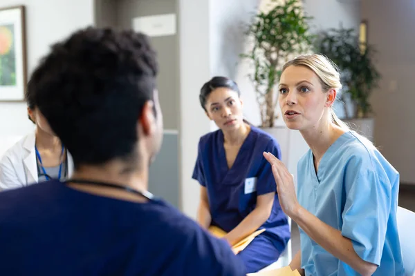 Doctora Caucásica Sentada Hablando Con Diversos Colegas Hospital Servicios Hospitalarios —  Fotos de Stock