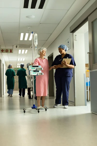 Különböző Női Orvos Kaukázusi Idős Női Beteg Intravénás Rúdbeszéddel Kórházi — Stock Fotó