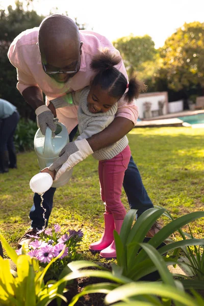 Вертикальний Образ Африканського Батька Дочки Проводять Час Разом Саду Сімейний — стокове фото