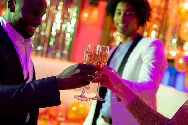 3人の幸せ 多様な男性と女性の友人がナイトクラブでシャンパンのグラスで乾杯します 楽しさ 飲み物 包括性とパーティーのコンセプト — ストック写真
