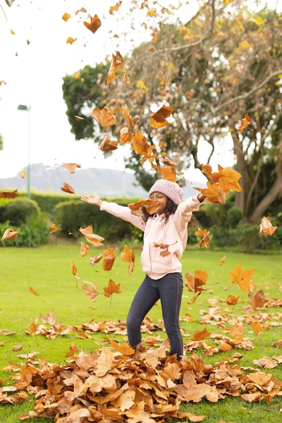 Вертикальный Образ Счастливой Африканской Американки Развлекающейся Листьями Саду Детство Развлечения — стоковое фото
