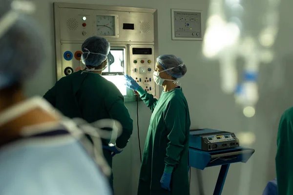 Különböző Férfi Női Sebészek Beszélgetnek Műtét Előtti Röntgenfelvételről Kórházi Orvosi — Stock Fotó