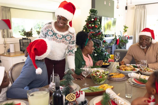 Fröhliche Afrikanisch Amerikanische Familie Die Zeit Miteinander Beim Weihnachtsessen Verbringt — Stockfoto