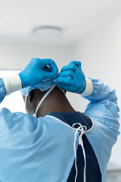 Задняя Часть Африканского Хирурга Халате Перчатках Завязывающих Маску Театральном Вертикальном — стоковое фото