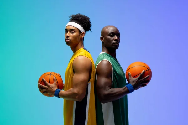 Imagem Retrato Dois Jogadores Basquete Diversificados Com Bolas Basquete Fundo — Fotografia de Stock