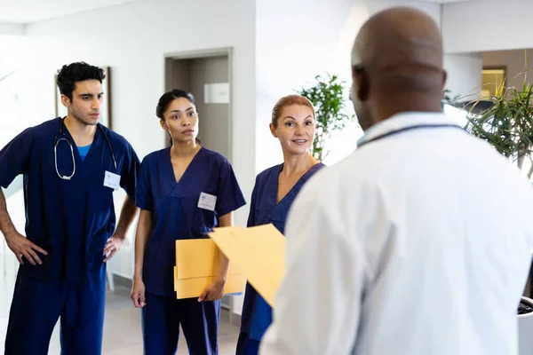 Diverse Groep Mannelijke Vrouwelijke Artsen Discussiëren Ziekenhuisgang Ziekenhuis Medische Gezondheidsdiensten — Stockfoto