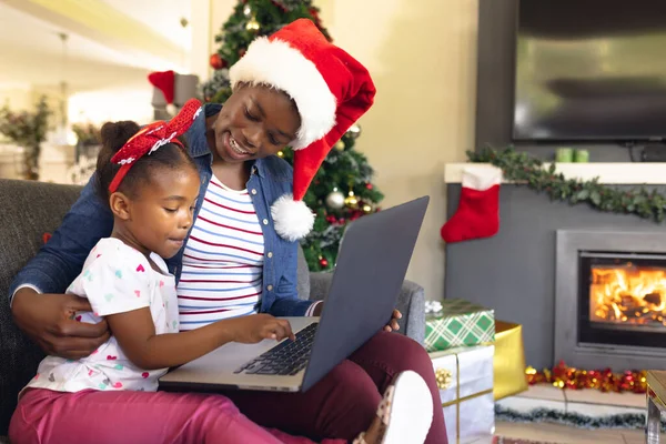 Madre Hija Afroamericanas Sentadas Sofá Usando Portátil Navidad Tiempo Familia —  Fotos de Stock