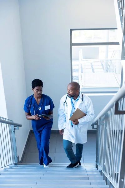 Médico Afroamericano Femenino Masculino Usando Tableta Escalera Del Hospital Con —  Fotos de Stock