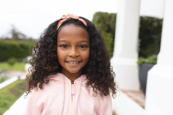 Egy Boldog Afro Amerikai Lány Képe Kertben Gyermekkor Időtöltés Otthon — Stock Fotó