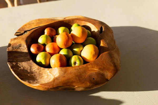 Imagen Cuenco Madera Con Manzanas Naranjas Recién Recogidas Concepto Alimentos — Foto de Stock