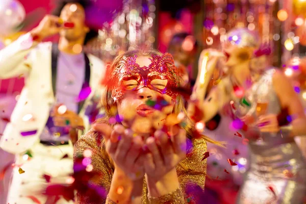 Mujer Caucásica Feliz Con Máscara Soplando Brillo Cámara Una Fiesta — Foto de Stock