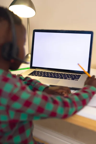 Вертикальная Фотография Африканского Мальчика Американца Обучающегося Использующего Ноутбук Копировальным Пространством — стоковое фото