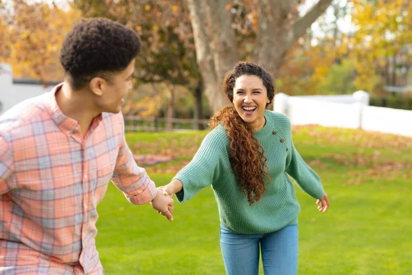 快乐的小鸟夫妇手牵着手 在花园里散步 面带微笑 包容性 家庭生活 闲暇时间 浪漫和融合的概念 — 图库照片