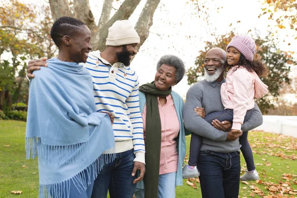 Mutlu Afrika Kökenli Amerikan Ailesinin Sonbaharda Açık Havada Eğlenme Görüntüsü — Stok fotoğraf