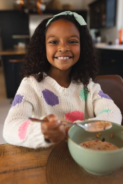 Pionowy Obraz Szczęśliwej Afrykańskiej Dziewczyny Jedzącej Śniadanie Dzieciństwo Zabawa Spędzanie — Zdjęcie stockowe