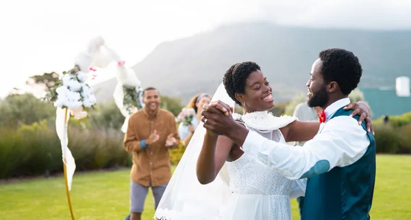 Szczęśliwa Afrykańska Para Trzymająca Się Ręce Tańcząca Podczas Ślubu Dzień — Zdjęcie stockowe
