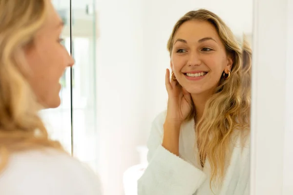 Kafkasyalı Mutlu Kadın Sabahlık Giyiyor Aynada Yansımasına Bakıyor Banyoda Gülümsüyor — Stok fotoğraf