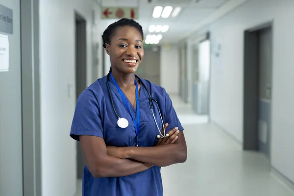 病院の廊下 コピースペースで笑顔アフリカ系アメリカ人女性医師の肖像画 医療サービス — ストック写真