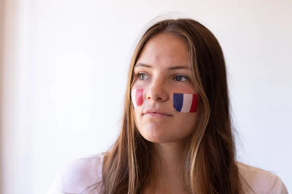 脸上挂着法国国旗的严肃的高加索女人的形象 爱国主义 欢呼和粉丝概念数字制作的视频 — 图库照片
