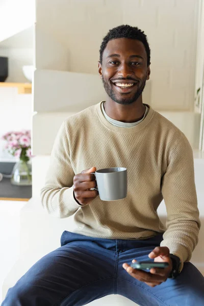 Retrato Homem Afro Americano Feliz Olhando Para Câmera Sorrindo Passar — Fotografia de Stock