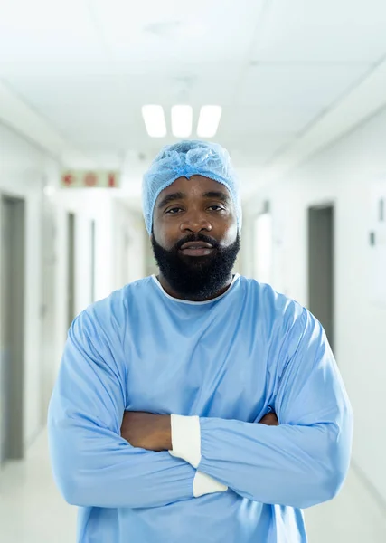 Függőleges Portré Egy Sebészeti Sapkás Köpenyes Férfi Egészségügyi Dolgozóról Kórházi — Stock Fotó