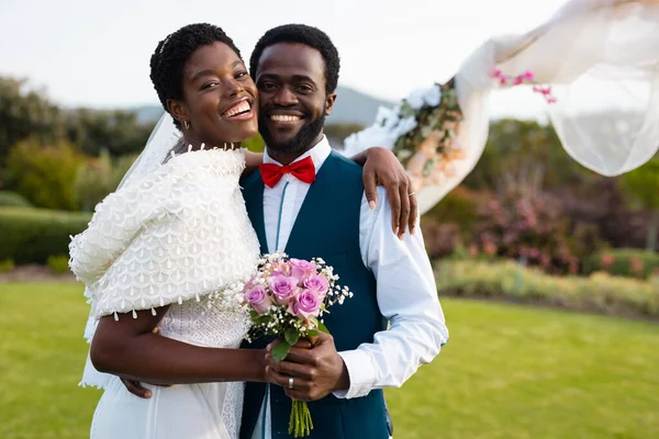 Retrato Casal Afro Americano Feliz Mãos Dadas Durante Casamento Dia — Fotografia de Stock