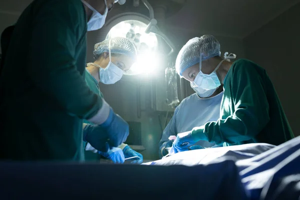 Grupo Diverso Cirurgiões Sexo Feminino Masculino Operando Paciente Sala Cirurgia — Fotografia de Stock