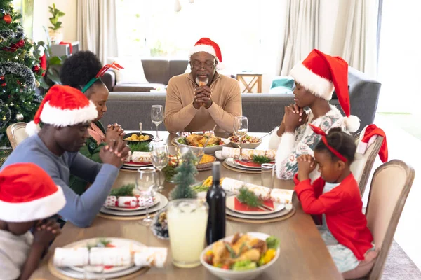 Africká Americká Rodina Tráví Čas Spolu Modlí Před Vánočním Jídlem — Stock fotografie