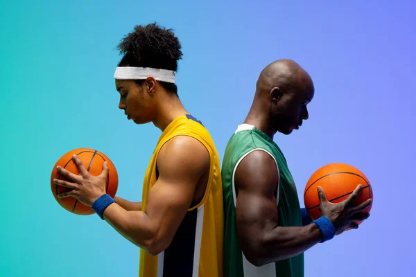 Afbeelding Van Twee Diverse Basketbalspelers Met Basketballen Paarse Tot Groene — Stockfoto