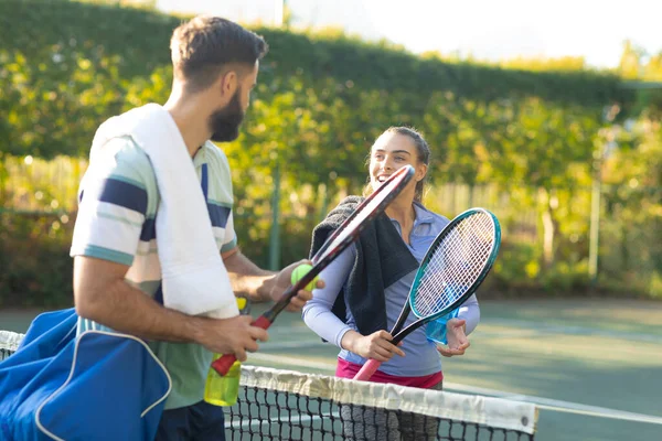 Happy Caucasian Couple Playing Tennis Talking Net Sunny Outdoor Tennis — Stock Photo, Image