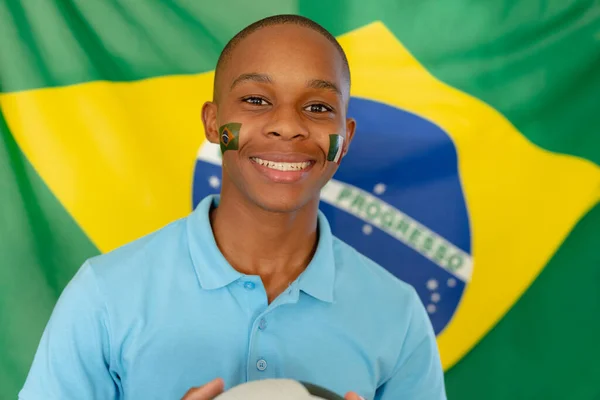 Retrato Adolescente Afro Americano Feliz Com Bandeira Brasil Futebol Passar — Fotografia de Stock