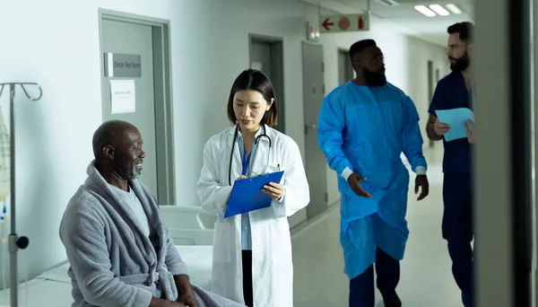 Médecin Asiatique Patient Afro Américain Souriant Parlant Dans Couloir Hôpital — Photo