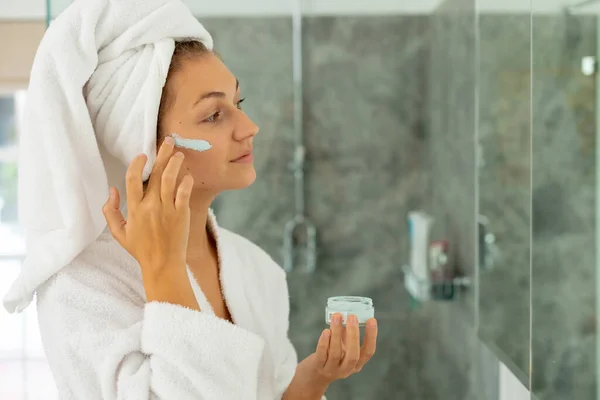 Glückliche Kaukasische Frau Robe Die Badezimmer Eine Gesichtsmaske Aufsetzt Zeit — Stockfoto