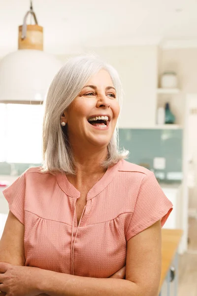 Szczęśliwa Starsza Biała Kobieta Uśmiecha Się Kuchni Spędzenie Wysokiej Jakości — Zdjęcie stockowe