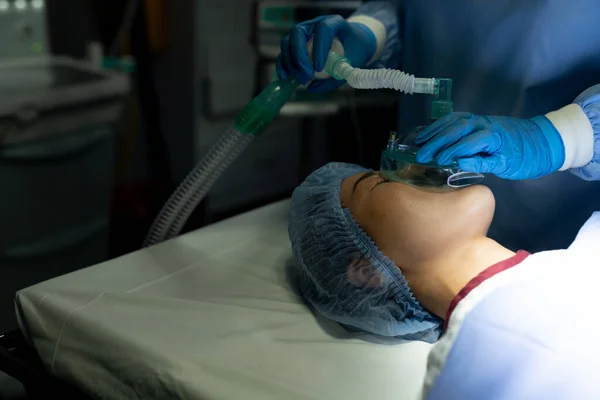 手術技術の手は 劇場で手術台でアジアの女性患者にガスを与えます 医療サービス — ストック写真
