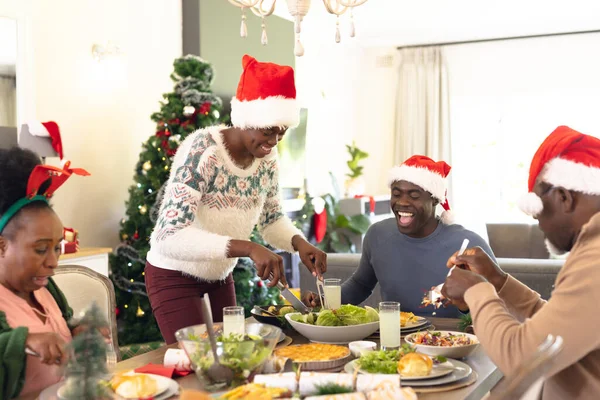 Die Afroamerikanische Familie Sitzt Zusammen Tisch Und Isst Ein Weihnachtsessen — Stockfoto