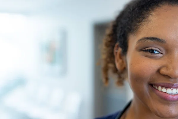 Poloobličejový Portrét Usmívající Africké Americké Doktorky Nemocniční Chodbě Kopírovacím Prostorem — Stock fotografie