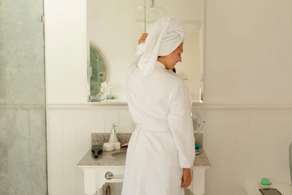在浴室里 快乐的高加索女人头戴浴袍和毛巾 独自在家度过美好时光 — 图库照片