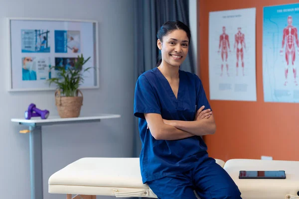 Retrato Fisioterapeuta Birracial Femenina Sonriendo Sala Terapia Del Hospital Espacio — Foto de Stock