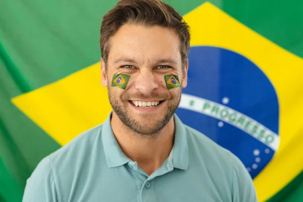 ブラジルの旗の上にブラジルの顔にフラグを持つ幸せな白人男性のイメージ サッカー スポーツ ファンのコンセプト — ストック写真