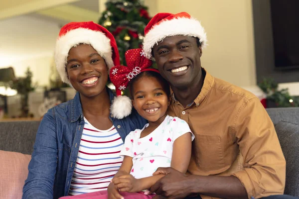 Glad Afrikansk Familj Som Tillbringar Tid Tillsammans Soffan Jul Familjetid — Stockfoto