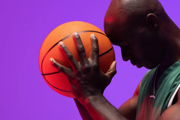 Изображение Африканского Американского Баскетболиста Баскетболом Неоновом Фиолетовом Фоне Спорт Конкуренция — стоковое фото